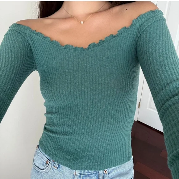 🌟3 For $15 SALE🌟 Abercrombie & Fitch Off Shoulder Cropped Long Sleeve Top - Picture 6 of 6
